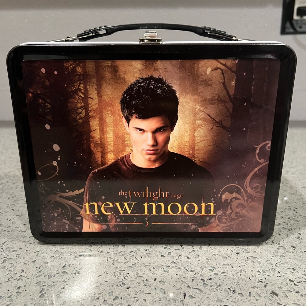 Twilight Saga - New Moon “Edward, Jacob, & Bella” Tin Lunchbox matching thermos.